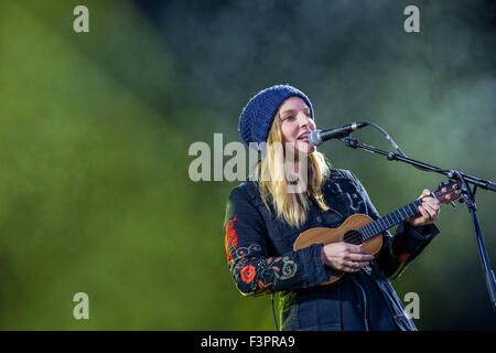 Munich, Germany. 11th Oct, 2015. Judith Holofernes performing at a free thank you concert for refugee helpers at the Koenigsplatz in Munich, Germany, 11 October 2015. PHOTO: MARC MUELLER/DPA/Alamy Live News Stock Photo