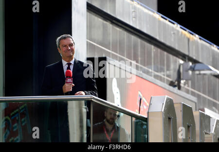 Gavin Esler, BBC TV reporter and journalist, reporting from the Odeon Cinema in Leicester Square, London Stock Photo
