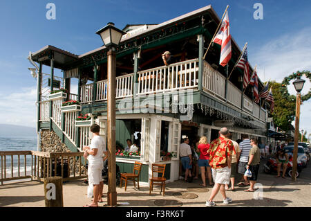 Tourists eating at a Chesse Burger In Paradise restaurant in Lahaina, Maui, Hawaii. Cheeseburger In Paradise Restaurant Lahaina. Stock Photo