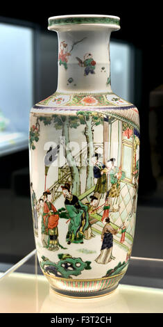 Family verte vase with design of Liu Bei's Marriage Story Jingdezhen Ware 1662 - 1722 AD  Kangxi Reign ( Qing Dynasty )  Shanghai Museum of ancient Chinese art China Stock Photo