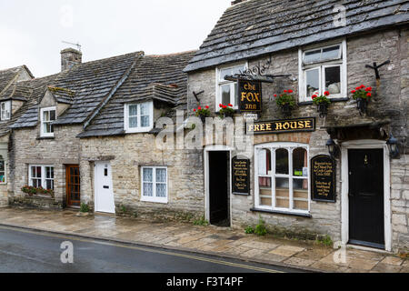 The 16th century Fox Inn, Corfe Castle, Dorset Stock Photo