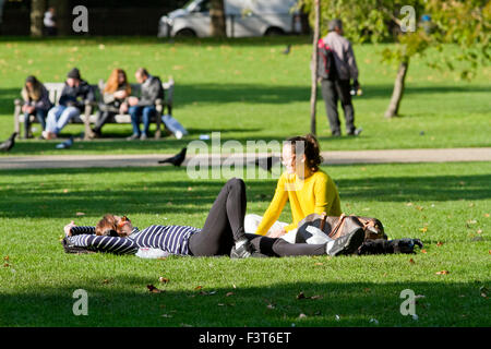 London,UK. 12th October 2015. UK Weather: People enjoy the autumn sunshine in Saint James's Park London Credit:  amer ghazzal/Alamy Live News Stock Photo