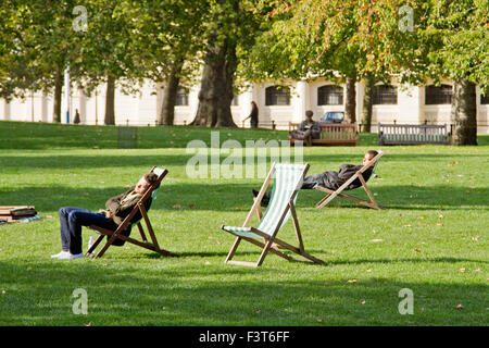 London,UK. 12th October 2015. UK Weather: People enjoy the autumn sunshine in Saint James's Park London Credit:  amer ghazzal/Alamy Live News Stock Photo