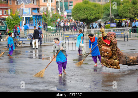 Kathmandu, Nepal. 12th Oct, 2015. Workers clean around the Rato Macchendranath Chariot as for the celebration of Bhoto Jatra festival at Jawalakhel. Both Hindu and Buddhist people of Newar community celebrate the Machhindranath Chariot pulling fair, which is known as the longest fair in Kathmandu valley. The government had announced public holiday on October 12, for the Machchhindranath Bhoto Jatra this year. Credit:  Narayan Maharjan/Pacific Press/Alamy Live News Stock Photo