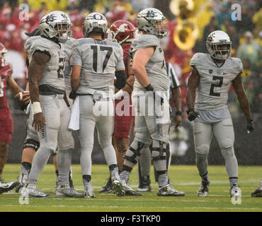 Oregon Ducks' quarterback Marcus Mariota throws a pass during practice for  the College Football Playoff National Championship at Trinity High School  Saturday, Jan. 10, 2015, in Euless, Texas Stock Photo - Alamy