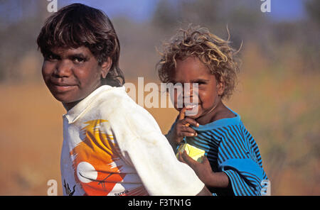 TWO YOUNG CHILDREN FROM THE YUELAMU ABORIGINAL COMMUNITY THE NORTHERN TERRITORY, AUSTRALIA. Stock Photo