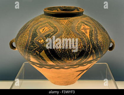 Painted  Pottery pot with geometric lattice pattern   ( Bachang Type of Majiayao Culture 2200 - 2000 B.C.  ) Painted pottery pot with a geometric lattice pattern, crafted as Bachang ware during the Neolithic Majiayao Culture period (circa 2200–2000 BC), on display at the Shanghai Museum. Stock Photo