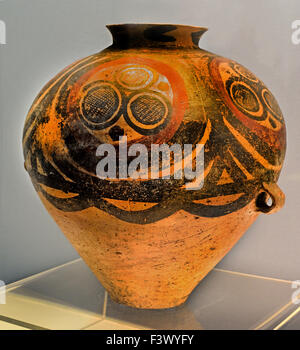 Painted  Pottery pot with ring pattern  ( Machang Type of Majiayao Culture 2200 - 2000 B.C.  ) Painted pottery pot with a ring pattern, crafted as Machang Type ware during the Neolithic Majiayao Culture period (circa 2200–2000 BC), on display at the Shanghai Museum. Stock Photo