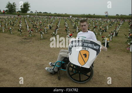 Tomas Young, who was injured on the same day as Casey Sheehan was killed, wants a meeting with George W Bush. 1st Cavalry Division Stock Photo