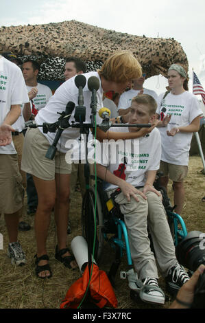 Tomas Young, who was injured on the same day as Casey Sheehan was killed, during a press conference with members of Iraq Veterans Against the War. Cindy Sheehan kisses him. Stock Photo