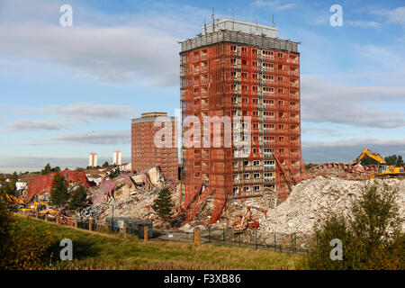 Glasgow, Scotland, UK. 13th October, 2015. Contractors have begun to demolish  the 13 storeys of Red Road Court and 11 storeys of Petershill Drive that failed to collapse during the controlled demolition by explosives on Sunday 11 October 2015. Although Sunday's blowdown did not go exactly to plan, Safedem, the principle contractor has declared the site safe even with the remaining buldings sitting at an angle and all the local residents were allowed to return to their homes that evening. Credit:  Findlay/Alamy Live News Stock Photo