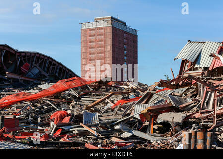 Glasgow, Scotland, UK. 13th October, 2015. Contractors have begun to demolish the 13 storeys of Red Road Court and 11 storeys of Petershill Drive that failed to collapse during the controlled demolition by explosives on Sunday 11 October 2015. Although Sunday's blowdown did not go exactly to plan, Safedem, the principle contractor has declared the site safe even with the remaining buildings sitting at an angle and all the local residents were allowed to return to their homes that evening. Credit:  Findlay/Alamy Live News Stock Photo