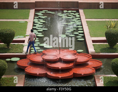 New Delhi, India. 05th Oct, 2015. A man works in the garden of the Hyderabad House in New Delhi, India, 05 October 2015. Photo: Kay Nietfeld/dpa/Alamy Live News Stock Photo