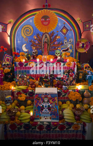 Los Angeles, CALIFORNIA, USA. 13th Oct, 2015. Dia de Los Muertos preview celebration at that Hollywood Forever Cemetery in Los Angeles, California on October 13 2015.ARMANDO ARORIZO. Credit:  Armando Arorizo/Prensa Internacional/ZUMA Wire/Alamy Live News Stock Photo