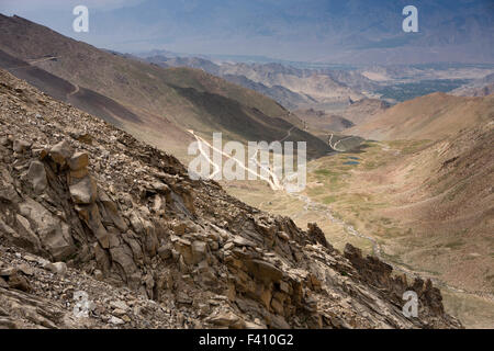 India, Jammu & Kashmir, Ladakh, Leh, hairpin bends in road to Khardung La pass from South Pullu checkpoint Stock Photo