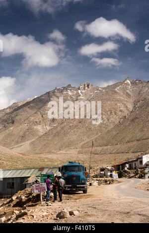India, Jammu & Kashmir, Ladakh, Leh, South Pullu, vehicles at checkpoint before Khardung La world’s highest motorable pass Stock Photo