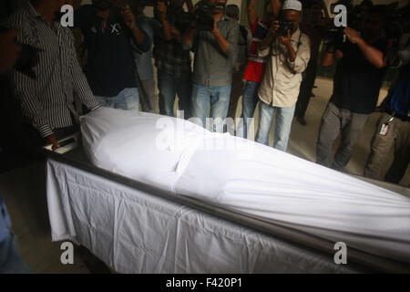 Dhaka, Bangladesh. 14th Oct, 2015. Workers carry the body of Italian citizen Cesare Tavella, who was shot to death on September 28 by unidentified assailants, from the morgue at the Dhaka Medical College in Dhaka on October 14, 2015. Credit:  Suvra Kanti Das/ZUMA Wire/Alamy Live News Stock Photo