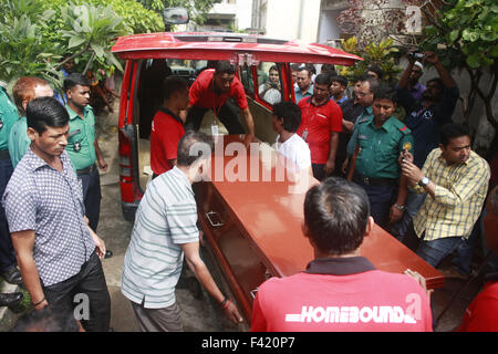 Dhaka, Bangladesh. 14th Oct, 2015. Bangladeshi workers carry the coffin carrying the body of Italian citizen Cesare Tavella, who was shot to death on September 28 by unidentified assailants, from the morgue at the Dhaka Medical College in Dhaka on October 14, 2015. Credit:  Suvra Kanti Das/ZUMA Wire/Alamy Live News Stock Photo