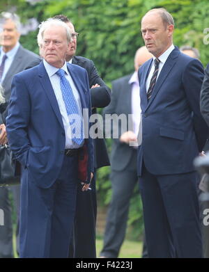 The Funeral of George Cole at Reading Crematorium  Featuring: Dennis Waterman, Patrick Melahide Where: Reading, United Kingdom When: 13 Aug 2015 Stock Photo