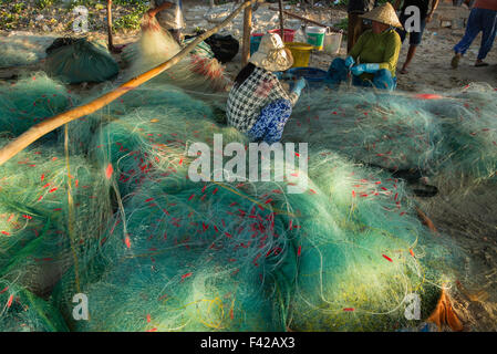 mending the nets, Mũi Né fishing village, Bình Thuận Province, Vietnam Stock Photo