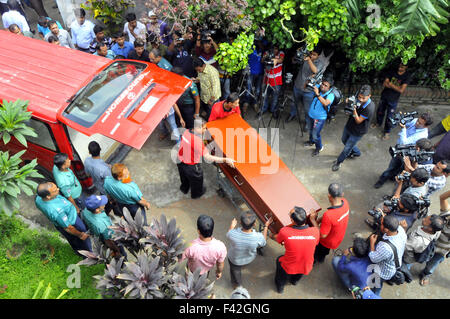 Dhaka, Bangladesh. 14th Oct, 2015. People carry the coffin of Italian citizen Tavella Ceaser who was shot dead by unidentified assailants on Sept. 28 in Dhaka, Bangladesh, Oct. 14, 2015. Credit:  Shariful Islam/Xinhua/Alamy Live News Stock Photo