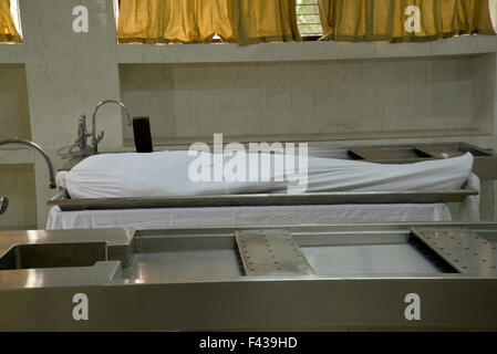 Dhaka, Bangladesh. 14th Oct, 2015. The body of Italian citizen Cesare Tavella, who was shot to death on September 28 by unidentified assailants, lays in the morgue at the Dhaka Medical College in Dhaka on October 14, 2015.  The body of murdered aid worker Cesare Tavella of Italian citizen was handed over to the Italian embassy from Dhaka Medical College and Hospital. Italian consular attachés Denil Paolo Notaro and Giovanni Cianni received the body. Credit:  Mamunur Rashid/Alamy Live News Stock Photo