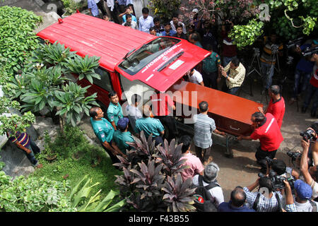 Dhaka, Bangladesh. 14th Oct, 2015. Workers carry the coffin carrying the body of Italian citizen Cesare Tavella, who was shot to death on September 28 by unidentified assailants, from the morgue at the Dhaka Medical College in Dhaka on October 14, 2015.  The body of murdered aid worker Cesare Tavella of Italian citizen was handed over to the Italian embassy from Dhaka Medical College and Hospital. Italian consular attachés Denil Paolo Notaro and Giovanni Cianni received the body. Credit:  Mamunur Rashid/Alamy Live News Stock Photo