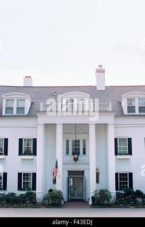 An elegant late 18th century mansion, facade with pillars and grand entrance. A hotel and restaurant. Stock Photo