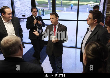 Sioux City, IOWA, USA. 14th Oct, 2015. Republican presidential candidate and U.S. Sen. RAND PAUL (R-KY), talks with campus administrators while campaigning at Morningside College in Sioux City, Iowa, Wednesday morning, Oct. 14, 2015, during his Iowa 10,000 college tour. Paul talked about establishment Washington not listening to students and Democrats and Republicans working together to keep policy and spending the same. Credit:  Jerry Mennenga/ZUMA Wire/Alamy Live News Stock Photo