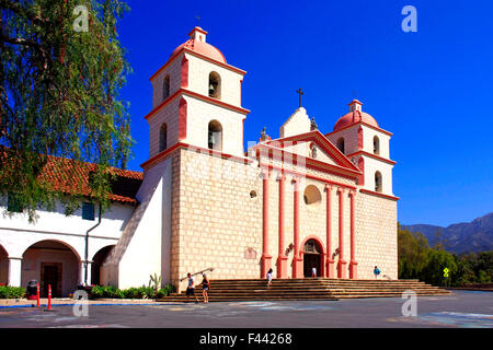 Santa Barbara Mission chapel in California. Built in 1786, destroyed by earthquake in 1925 and restored in 1927 and 1953 Stock Photo