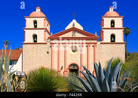 Santa Barbara Mission chapel in California. Built in 1786, destroyed by earthquake in 1925 and restored in 1927 and 1953 Stock Photo