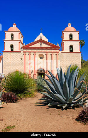 Santa Barbara Mission chapel in California. Built in 1786, destroyed by earthquake in 1925 and restored in 1927 and 1953 Stock Photo