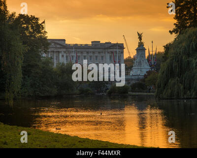 Buckingham Palace at dusk St James's Park London Stock Photo