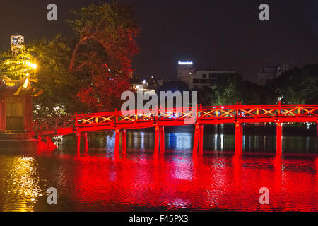 Hanoi famous Huc Red bridge illuminated in the evening on Hoan Kiem Lake,Hanoi city centre,Vietnam, leads to jade temple Stock Photo