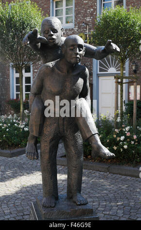 Skulptur 'Der Blinde und der Lahme' von Uwe Meints in Viersen-Duelken, Niederrhein, Nordrhein-Westfalen