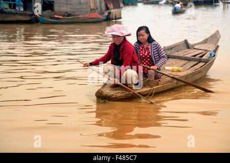 A mother and daughter on a floating village on Tonle Sap lake in Siem Reap Stock Photo