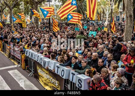 Barcelona, Spain. 15th October, 2015. Catalan pro-indepence demonstrators gather in front of the regional High Court awaiting Catalan president Artur Mas who is facing accusations of civil disobedience, abuse of power and embezzlement of public funds Credit:  matthi/Alamy Live News Stock Photo