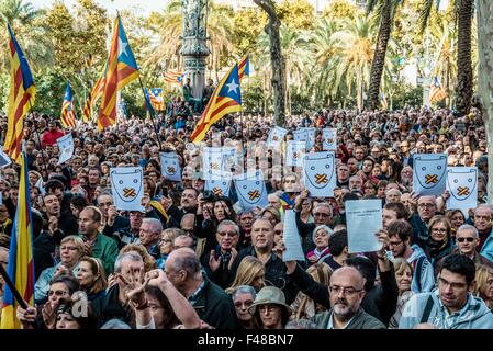 Barcelona, Spain. 15th October, 2015. Catalan pro-indepence demonstrators gather in front of the regional High Court to support Catalan president Artur Mas facing facing accusations of civil disobedience, abuse of power and embezzlement of public funds Credit:  matthi/Alamy Live News Stock Photo