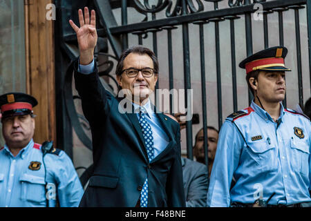 Barcelona, Spain. 15th October, 2015. Catalan president ARTUR MAS waves to supporting demonstrators from the stairs as he arrives to the regional High Court facing accusations of civil disobedience, abuse of power and embezzlement of public funds relating to the 2014's November 'referendum' Credit:  matthi/Alamy Live News Stock Photo