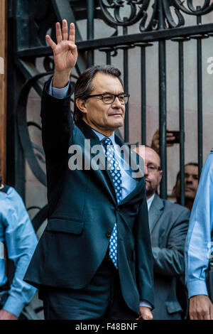 Barcelona, Spain. 15th October, 2015. Catalan president ARTUR MAS waves to supporting demonstrators from the stairs as he arrives to the regional High Court facing accusations of civil disobedience, abuse of power and embezzlement of public funds relating to the 2014's November 'referendum' Credit:  matthi/Alamy Live News Stock Photo