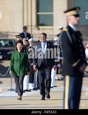 Washington, DC, USA. 15th Oct, 2015. South Korea's President Park Geun-hye (L) and U.S. Secretary of Defense Ash Carter (C) attend a military honors arrival ceremony at the Pentagon, Washington, DC, the United States, Oct. 15, 2015. Credit:  Yin Bogu/Xinhua/Alamy Live News Stock Photo