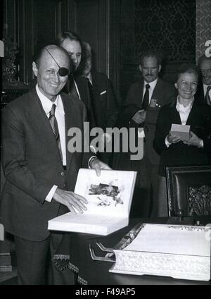 1972 - The Israeli foreign minister Moshe Dayan in the FRG: For a visit of three days the Israeli foreign minister Moshe Dayan came to Bonn and Hamburg (FRG). There he had a meeting with the Federal Chancellor Helmut Schmidt and the minister of economics affairs Otto Graf Lambsdorff. Topic of the conversation were the last events in the Near East, after the visit of the Egyptian President of State Anwar el Sadat. The Israeli foreign minister Moshe Dayan wrote in the Golden Book of the Hanseatic town Hamburg. Half covered behind Dayan, the mayor of Hamburg, Hans Ulrich Klose and on the right Ra Stock Photo