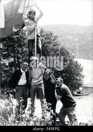 1977 - The Bells of Hell Waiting for Gregory Peck, leading actor of the movie to be shot The Bells of Hell go ting-a-lin-a-ling other members of the plot idle around at Chateau d Oex (Switzerland). From l to r: David Miller (regisseur) Burrie de Benning, David Battley, Jacques Marin and Ian McKellen (on top) costars. Keystone Zurich 050777 © Keystone Pictures USA/ZUMAPRESS.com/Alamy Live News Stock Photo