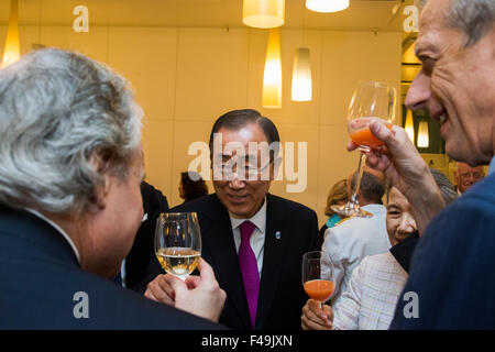 torino, Italy. 15th Oct, 2015. Ban Ki-moon (C), current Secretary-General of the United Nations, make a toast with Piero Fassino (1R) Mayor of Turin during gala dinner for 3rd World Forum of Local Economic Development in Turin at Intesa Sanpaolo's skyscraper, Torino . Credit:  Mauro Ujetto/Pacific Press/Alamy Live News Stock Photo