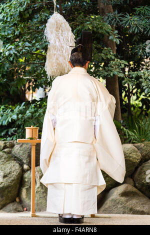 Nishinomiya shrine, Japan, Priest ceremony, Kannushi, head priest reading text to four other priests Stock Photo