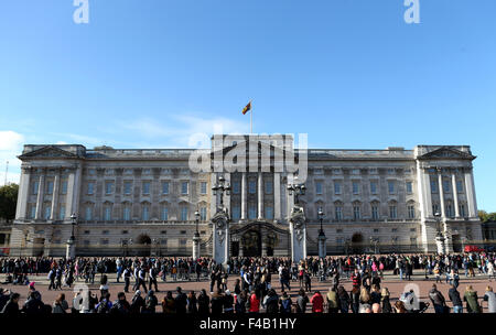 London, UK. 14th Oct, 2015. Photo taken on Oct. 14, 2015 shows the Buckingham Palace in London. London, located in southeastern England, is the capital of the United Kingdom. Standing on the River Thames, the city plays a key role in the world's financial, commercial, industrial and cultural fields. © Han Yan/Xinhua/Alamy Live News Stock Photo
