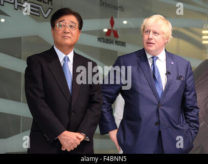 Boris Jhonson, London of Mayor visiting Mitsubishi Motors Mitsubishi Motors CEO Osamu Mashiko and Boris Johnson, Mayor of London attend the presentation of Mitsubishi 'Outlander PHEV' at Tokyo Japan on 15 Oct 2015 © Motoo Naka/AFLO/Alamy Live News Stock Photo