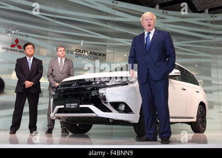 Boris Jhonson, London of Mayor visiting Mitsubishi Motors Mitsubishi Motors CEO Osamu Mashiko and UK Managing Director of Lance Bradley, Boris Johnson, Mayor of London attend the presentation of Mitsubishi 'Outlander PHEV' at Tokyo Japan on 15 Oct 2015 © Motoo Naka/AFLO/Alamy Live News Stock Photo