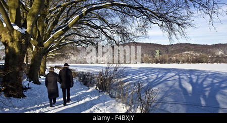 Couple at lake Baldeneysee in winter, Essen Stock Photo