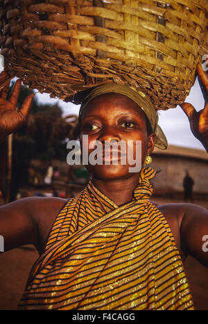 Ghana: Kabile (Brong-Ahafo Region), Ghanaian woman pounding 'fufu ...